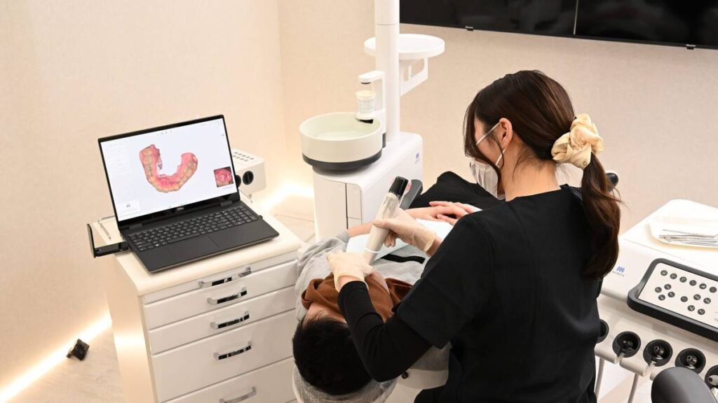 Intraoral scanner capturing a digital arch scan for clear aligner planning | Eden Dental Office Nagoya