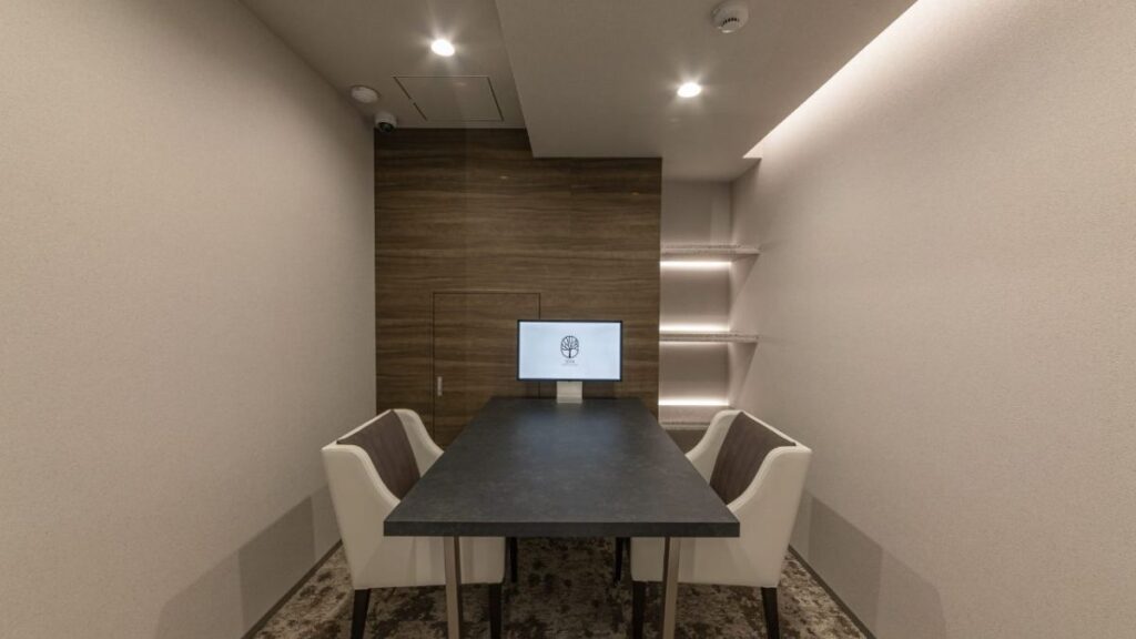 Private consultation room at Eden Dental Office in Nagoya, where tetracycline and minocycline staining is photographed and graded before any whitening plan | Eden Dental Office Nagoya